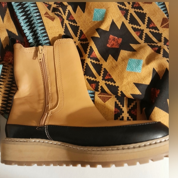 Ladies Tan Lug Sole Chelsea Boots - Size - 6 1/2 - Picture 3 of 4